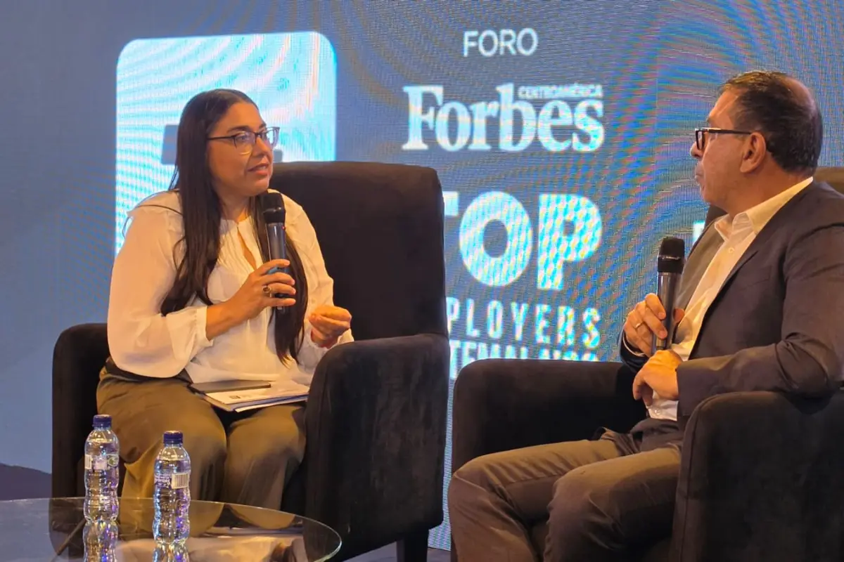 Anasella Acosta, editora adjunta de Forbes Centroamérica, Mónica Avila