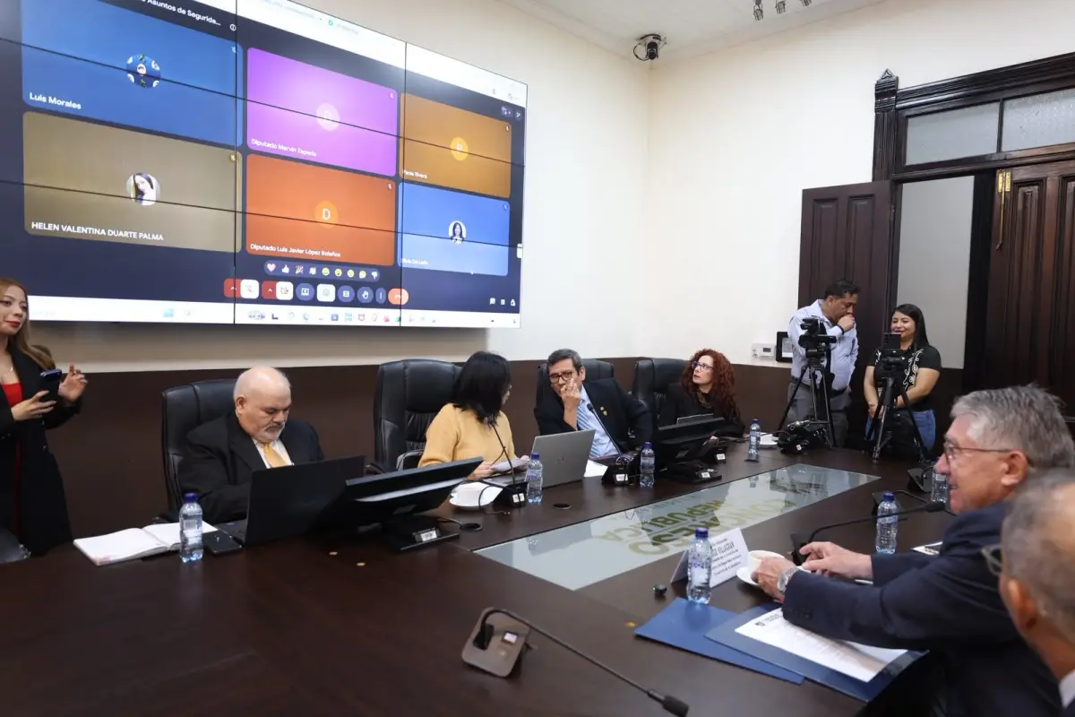 Durante la sesión se revisaron observaciones de redacción al artículo 18 y propuestas del capítulo de régimen sancionatorio, con el objetivo de fortalecer la regulación del manejo de información sensible por entidades públicas y privadas., Foto Congreso
