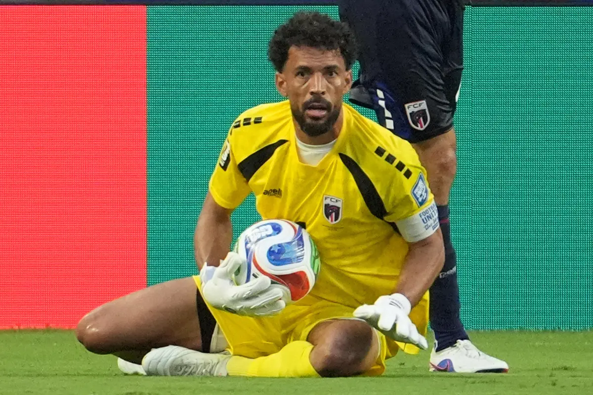 Gracias a sus destacadas actuaciones y liderazgo en el arco, Vozinha se convirtió en una de las figuras del Mundial 2026., EFE
