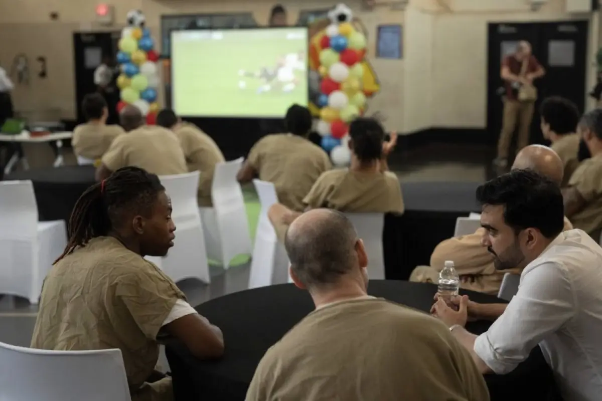 El alcalde de Nueva York vio la semifinal del Mundial con los presos de Rikers Island, la principal cárcel de la ciudad., Redes