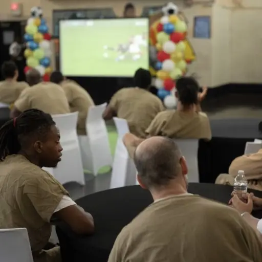 El alcalde de Nueva York vio la semifinal del Mundial con los presos de Rikers Island, la principal cárcel de la ciudad. ,Redes
