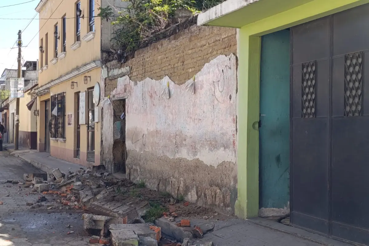 Daños en pared de vivienda en zona 1 de Quetzaltenango por sismo del 17 de julio de 2026.., Cruz Roja Guatemalteca