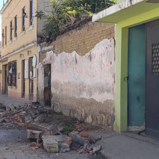 Daños en pared de vivienda en zona 1 de Quetzaltenango por sismo del 17 de julio de 2026.. ,Cruz Roja Guatemalteca