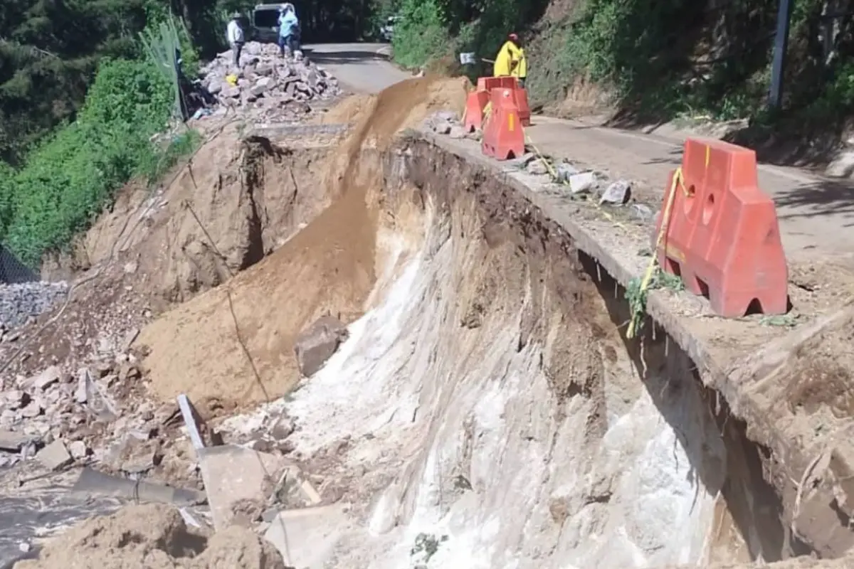 El camino que conduce hacia el Hato sufrió daños en el que ya existía un socavamiento en el sector., Foto Municipalidad de San Bartolomé M.A.