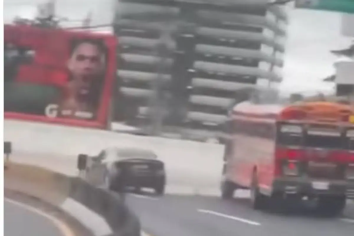 Choque de carro y bus en Trébol de Vista Hermosa, zona 15., redes sociales