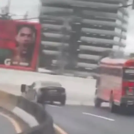 Choque de carro y bus en Trébol de Vista Hermosa, zona 15. ,redes sociales