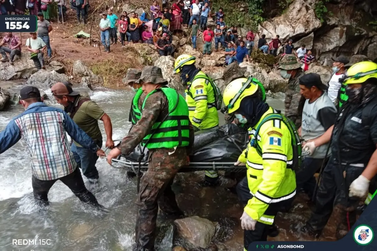 Área donde fueron localizados los cuerpos de tres hombres arrastrados por un río en Santa María Cahabón, Alta Verapaz., Bomberos Municipales Departamentales