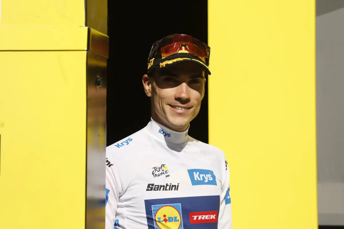 Juan Ayuso fue abucheado por parte del público en la salida de la undécima etapa del Tour de Francia, tras aparecer con la camiseta de España para celebrar su clasificación a la final del Mundial - EFE