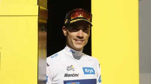 Ciclista recibe silbidos por lucir la camiseta de España en el Tour de Francia