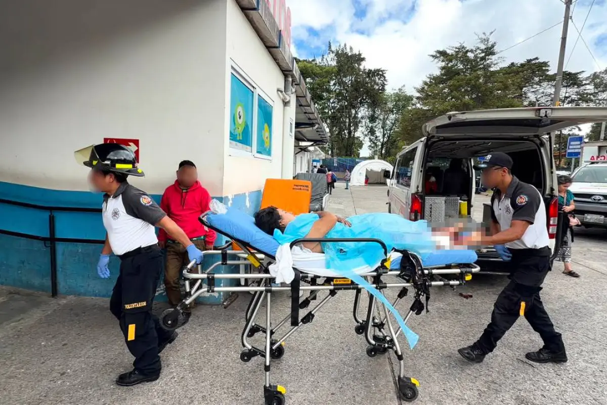 La paciente fue ingresada a un centro asistencial tras resultar herida durante una explosión en San Raymundo., Bomberos Voluntarios