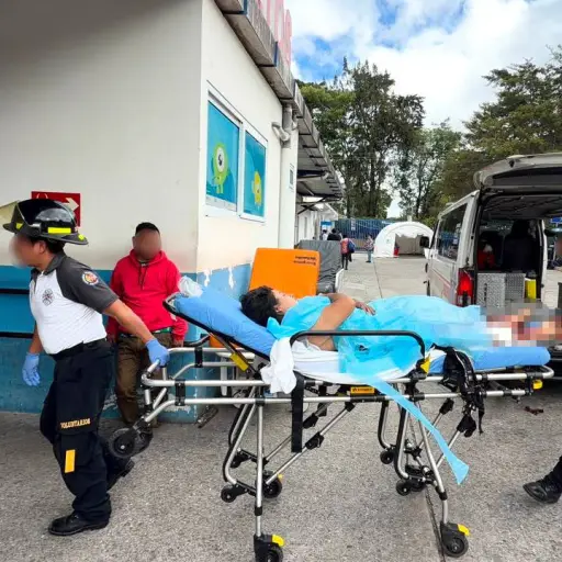 La paciente fue ingresada a un centro asistencial tras resultar herida durante una explosión en San Raymundo. ,Bomberos Voluntarios