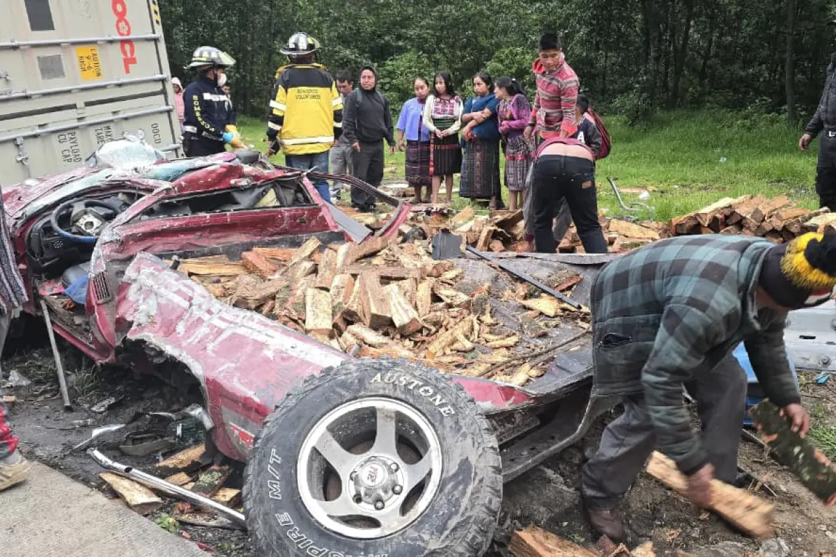 Área donde volcó un camión cargado con leña y cayó sobre un picop en la ruta Interamericana., Bomberos Voluntarios