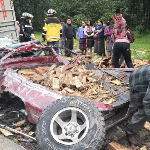 Área donde volcó un camión cargado con leña y cayó sobre un picop en la ruta Interamericana. ,Bomberos Voluntarios