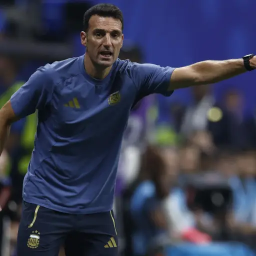 Scaloni rompió en llanto y celebró la clasificación a la final del Mundial 2026. ,EFE