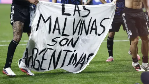 ¿A qué sanción se expone Argentina por mostrar una manta sobre las Malvinas?