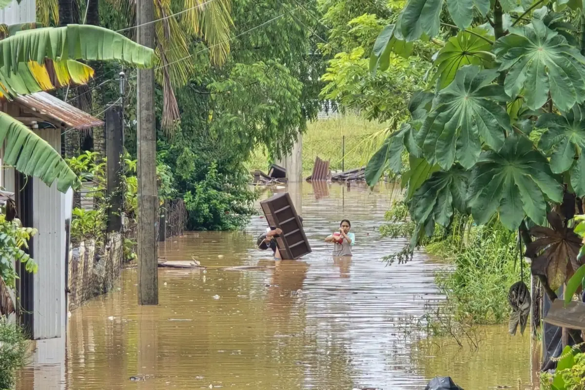 Varias personas tratan de salvar sus pertenencias, ante las inundaciones en Fray Bartolomé de las Casas., Municipalidad local.