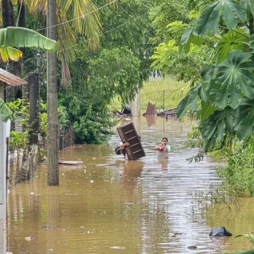 Varias personas tratan de salvar sus pertenencias, ante las inundaciones en Fray Bartolomé de las Casas. ,Municipalidad local.