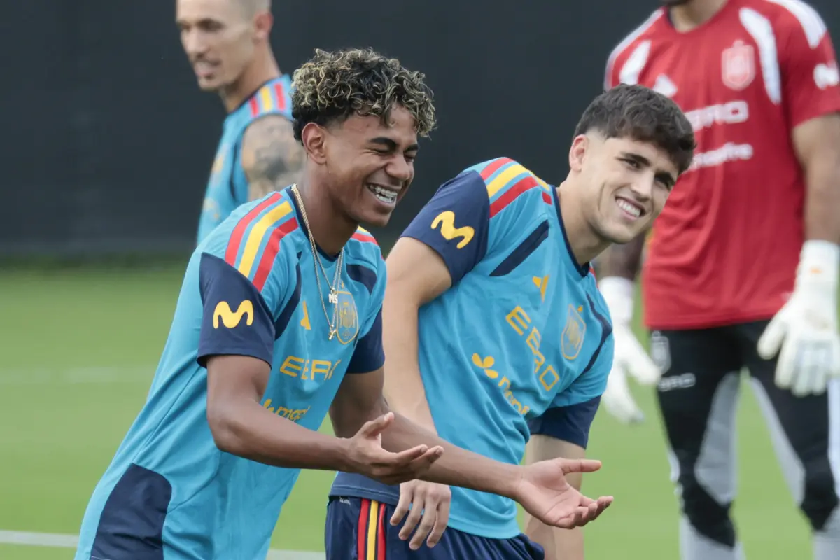 Lamine Yamal y Cubarsí, en una foto de archivo en un entrenamiento de la selección española durante el Mundial 2026., EFE