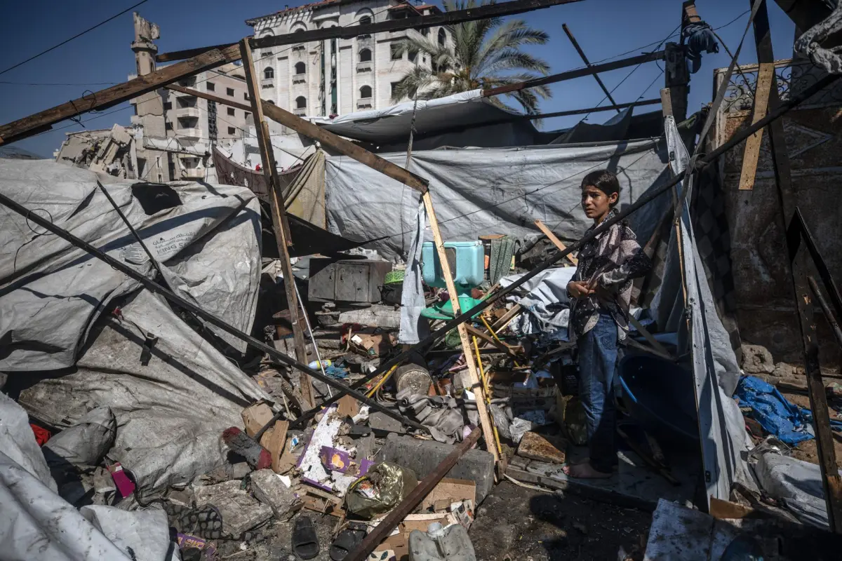 Una niña palestina inspecciona la tienda de campaña destruida de su familia en la calle Al Jalaa, tras un bombardeo israelí en la ciudad de Gaza, Franja de Gaza, 27 de junio de 2026,  EFE/EPA/MOHAMMED SABER
