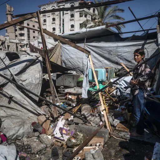 Una niña palestina inspecciona la tienda de campaña destruida de su familia en la calle Al Jalaa, tras un bombardeo israelí en la ciudad de Gaza, Franja de Gaza, 27 de junio de 2026 , EFE/EPA/MOHAMMED SABER
