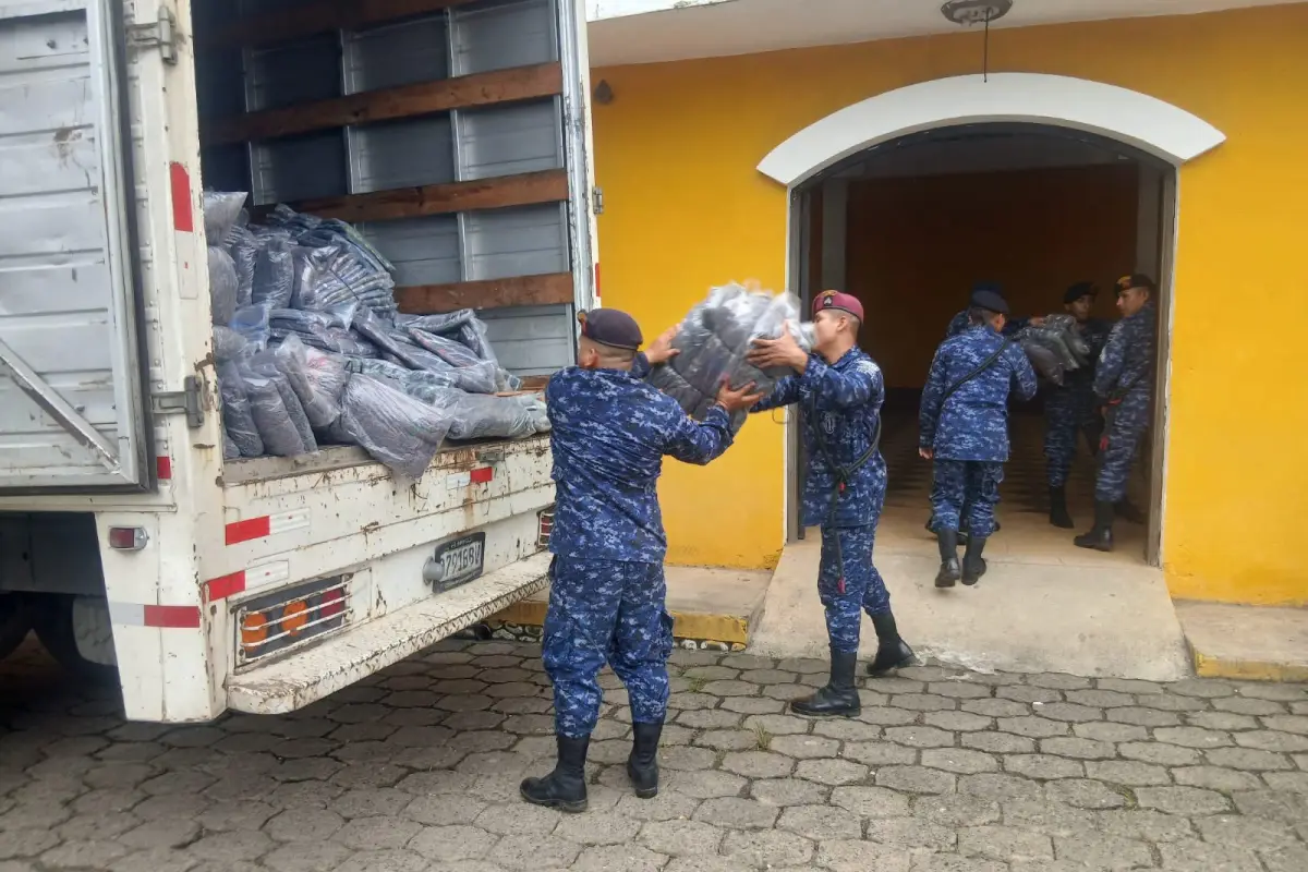 Militares reciben las frazadas que fueron enviadas a los lugares afectados por el invierno., Ejército de Guatemala.
