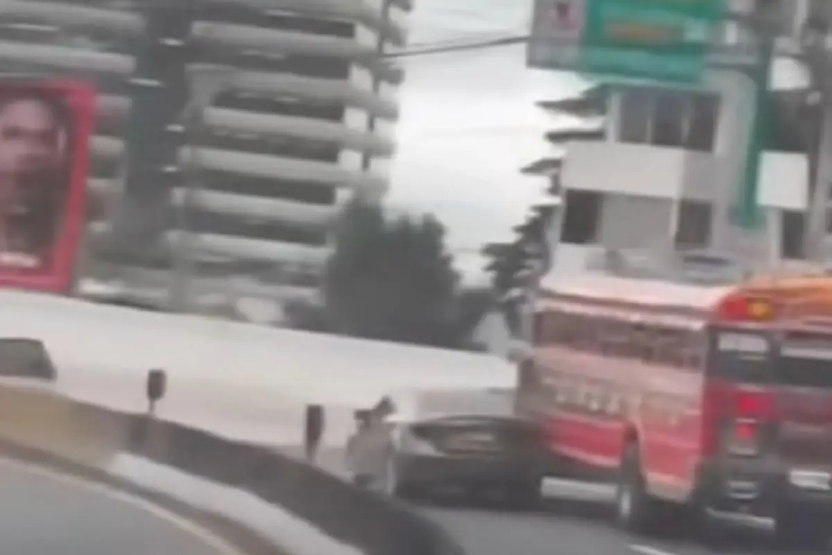 El carro tipo sedán impactó el autobús, desviandolo hacia un peatón en el Trébol de Vista Hermosa., Captura de pantalla.