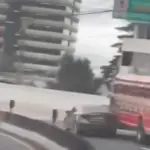 El carro tipo sedán impactó el autobús, desviandolo hacia un peatón en el Trébol de Vista Hermosa. ,Captura de pantalla.