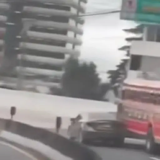 El carro tipo sedán impactó el autobús, desviandolo hacia un peatón en el Trébol de Vista Hermosa. ,Captura de pantalla.