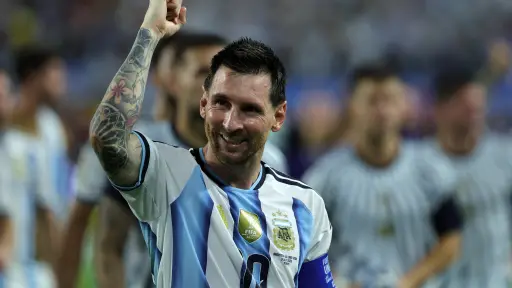 Lionel Messi regala su camiseta a histórico jugador italiano