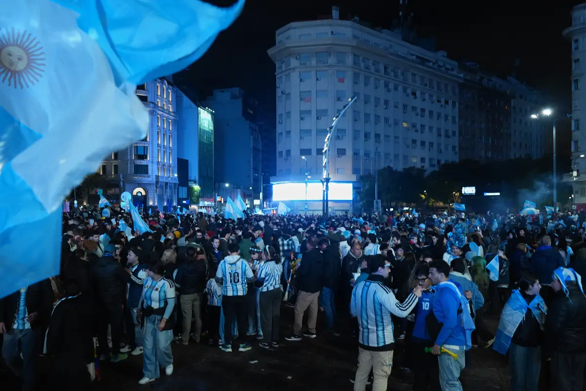 Aficionados celebran tras la clasificación de su selección a semifinales del Mundial de la FIFA 2026 en Buenos Aires, Argentina
