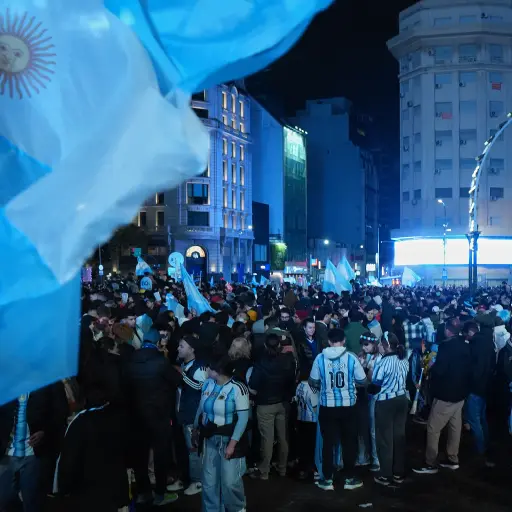 Aficionados celebran tras la clasificación de su selección a semifinales del Mundial de la FIFA 2026 en Buenos Aires, Argentina