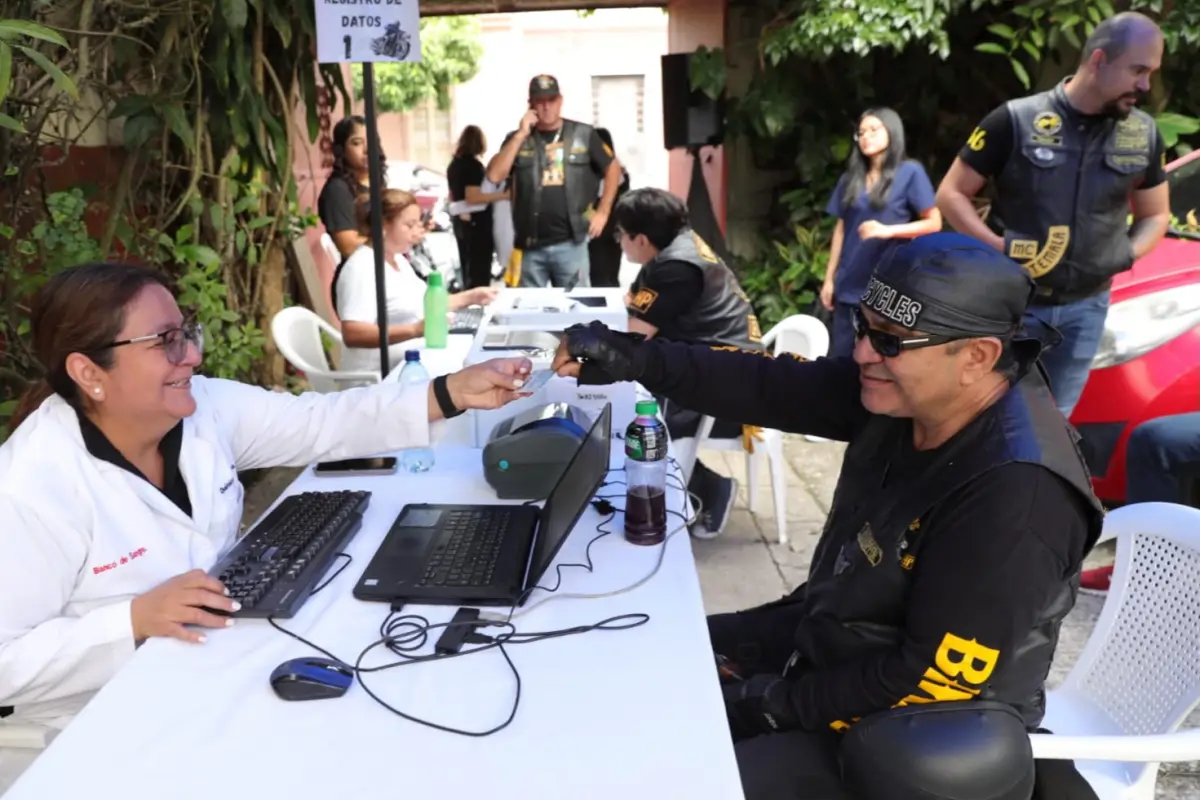 Varios amantes de las motocicletas asistieron a la primera campaña de donación de sangre., IGSS