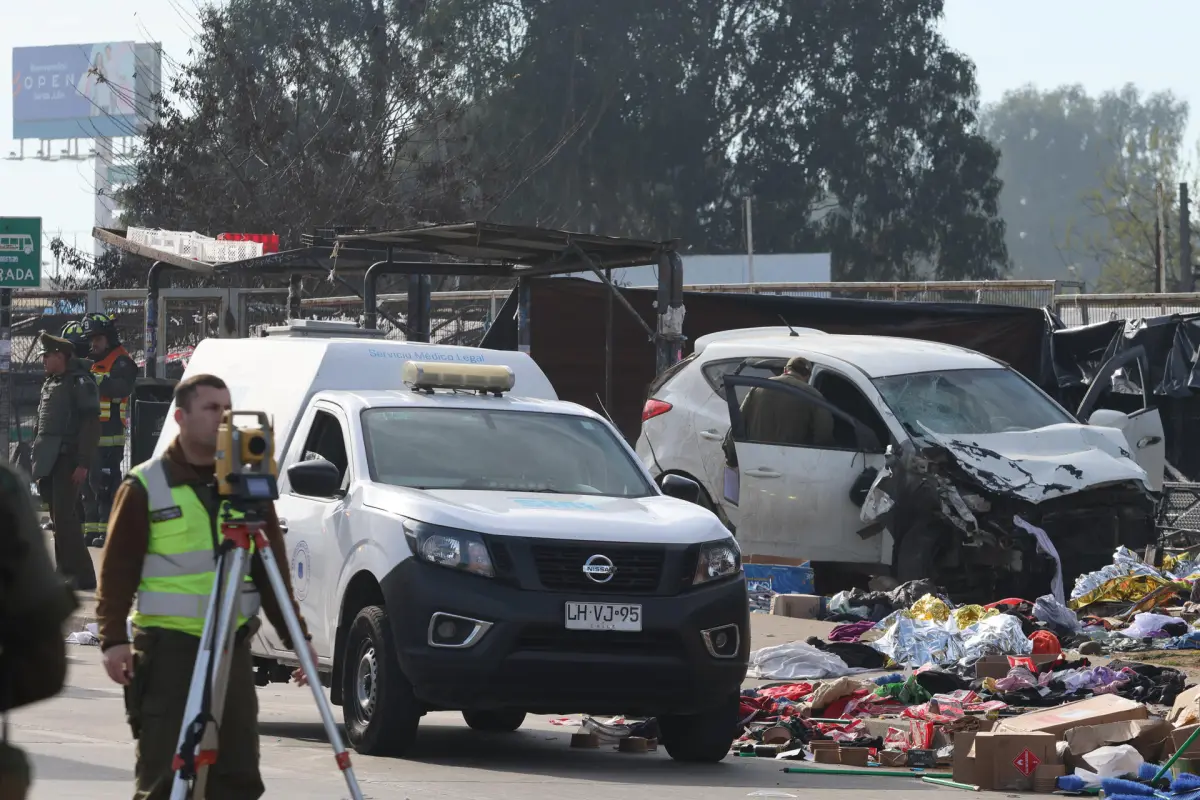 Integrantes de Carabineros de Chile custodian el lugar en donde un cabo de la infantería de marina de Chile, que estaba fuera de servicio, embistió su vehículo contra una feria callejera, en un hecho que dejó seis muertos y múltiples heridos, confirm,  EFE/ STR
