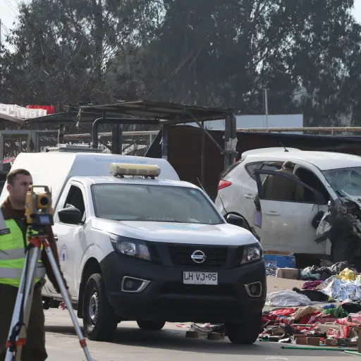 Integrantes de Carabineros de Chile custodian el lugar en donde un cabo de la infantería de marina de Chile, que estaba fuera de servicio, embistió su vehículo contra una feria callejera, en un hecho que dejó seis muertos y múltiples heridos, confirm , EFE/ STR