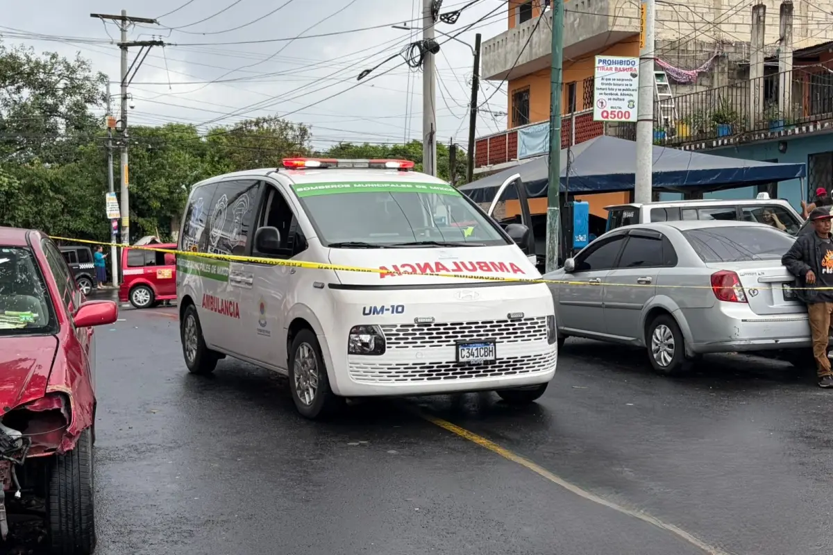 Bomberos Municipales de Mixco atendieron la emergencia en la colonia El Milagro., Bomberos Municipales de Mixco.