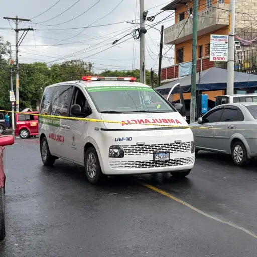 Bomberos Municipales de Mixco atendieron la emergencia en la colonia El Milagro. ,Bomberos Municipales de Mixco.