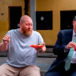 Arévalo y Kerry Mann degustan chicharrones en plena callet