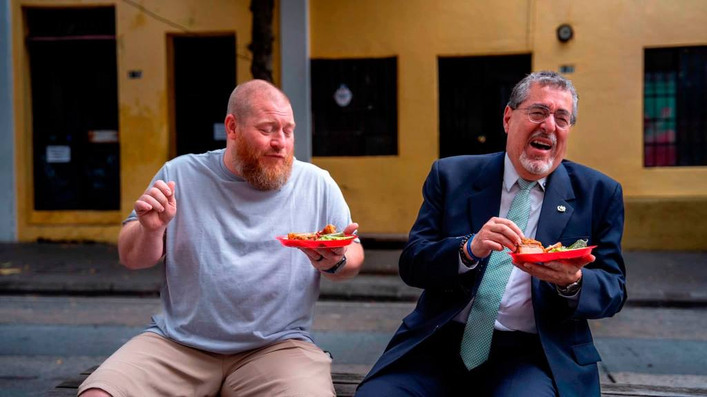 En la primera fotografía, Kerry Mann y Bernardo Arévalo disfrutan de la grabación del video promocional. | Inguat