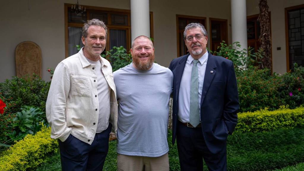 Harris Whitbeck, Kerry Mann y Bernardo Arévalo posaron para la foto oficial. | Inguat.