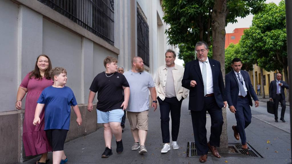 La familia de Kerry Mann caminó por la 6a. avenida de la zona 1 junto al mandatario, Bernardo Arévalo, y el director del Inguat, Harris Whitbeck. | Inguat