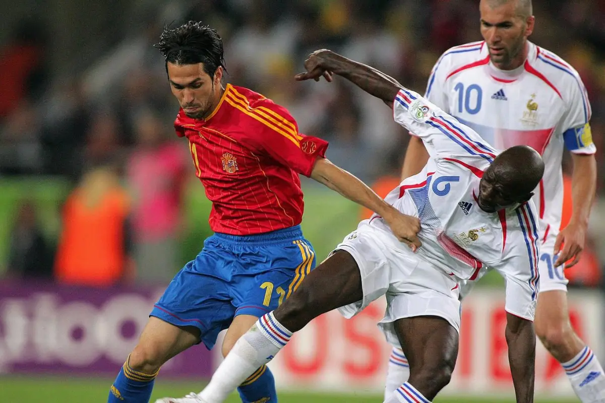 El único antecedente en una Copa del Mundo ocurrió en los octavos de final de Alemania 2006, donde Francia se impuso por 3-1 a España. , FIFA