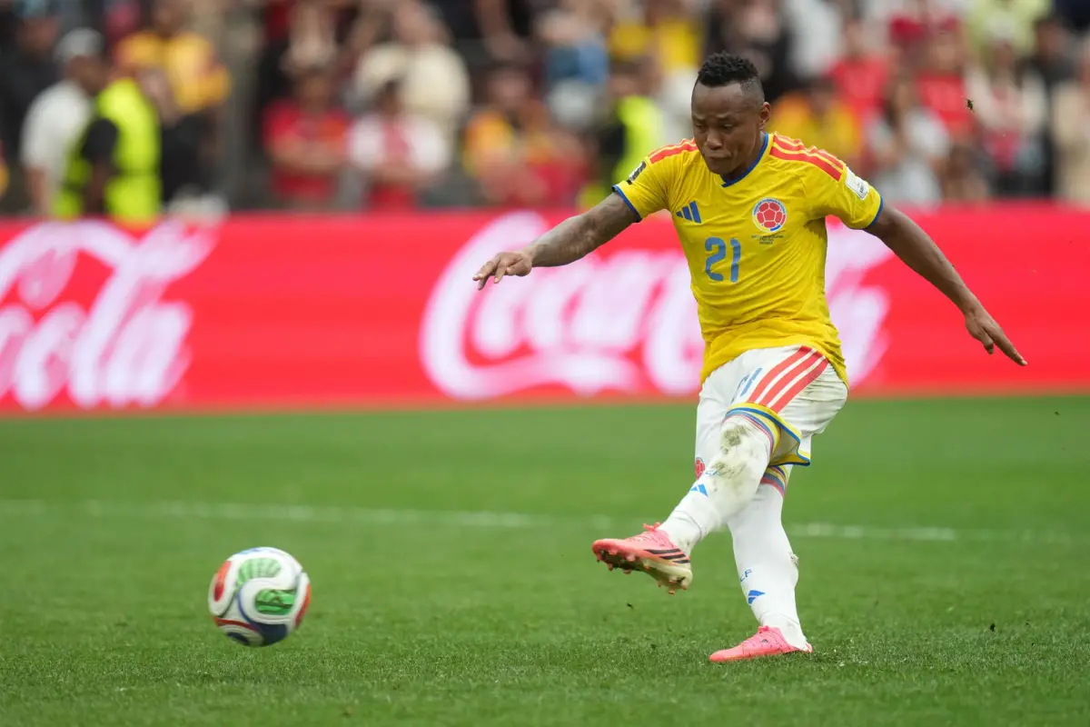 El delantero Jáminton Campaz recibió insultos y amenazas por fallar una oportunidad de gol en el partido contra Suiza que dejó a Colombia por fuera del Mundial. , EFE