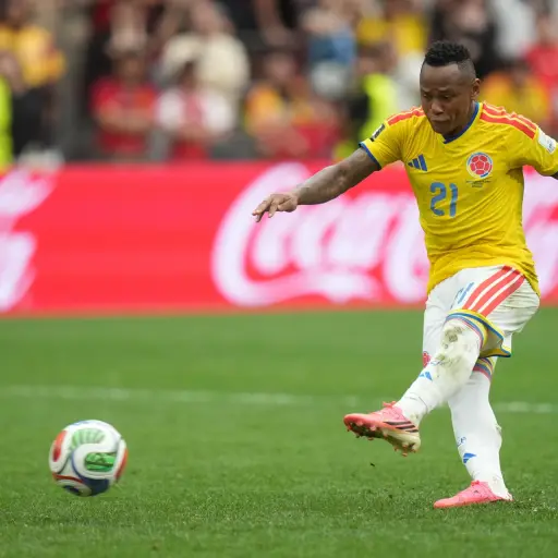 El delantero Jáminton Campaz recibió insultos y amenazas por fallar una oportunidad de gol en el partido contra Suiza que dejó a Colombia por fuera del Mundial.  ,EFE