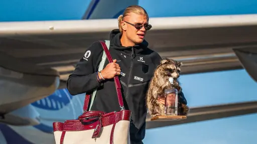 Haaland desata polémica al regresar a Noruega con un mapache disecado bajo el brazo