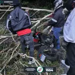 Árbol cae sobre motoristas en Sacatepéquezt
