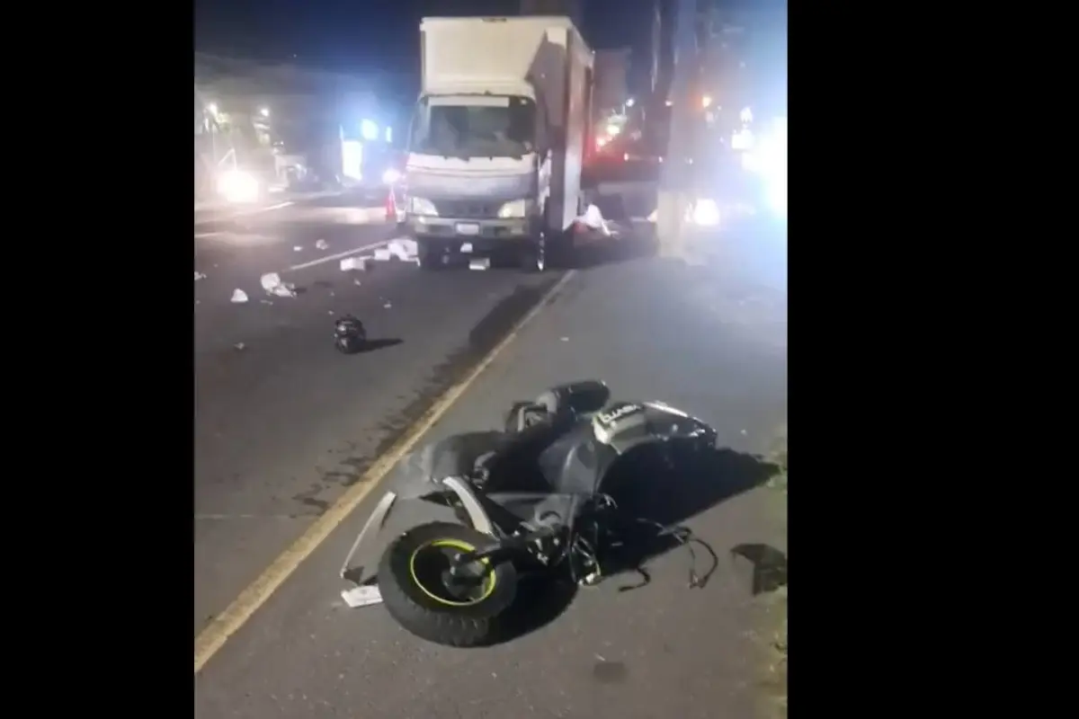Área donde falleció una mujer tras un accidente de motocicleta en km. 14.5 de calzada Roosevelt., PMT de Mixco