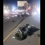Área donde falleció una mujer tras un accidente de motocicleta en km. 14.5 de calzada Roosevelt. ,PMT de Mixco