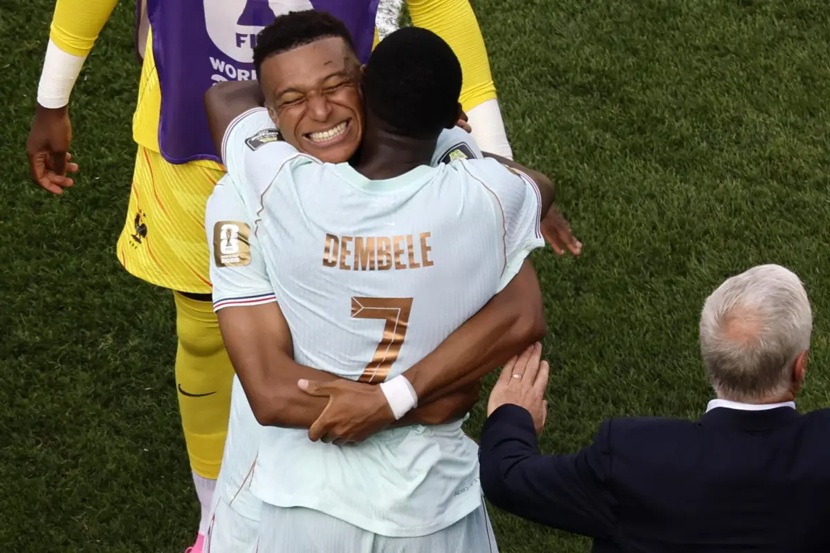 Dembélé y Mbappé se abrazan tras el 2-0 a Marruecos, EFE