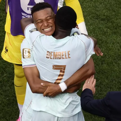 Dembélé y Mbappé se abrazan tras el 2-0 a Marruecos ,EFE