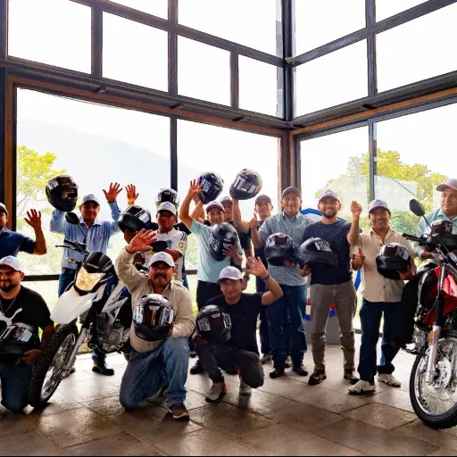Don Arturo entrega premios a sus fieles clientes ,Cortesía